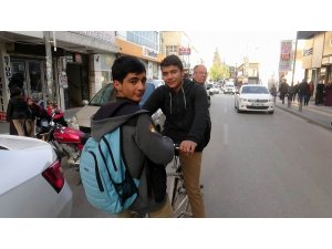Bisikleti çalınan öğrenciler okula yürüyerek gidiyor