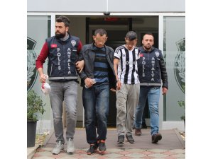 Lise öğrencisinin telefonunu gasp eden iki zanlı yakalandı