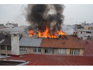Öğrencilerin çatıya bıraktığı kül yangın çıkardı
