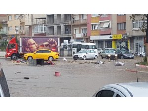 Sağanak yağış dakikalar içerisinde İzmir’in doğu ilçelerini vurdu