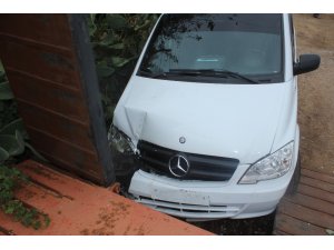 Minibüs tır dorsesine çarptı: 2 çocuk yaralı
