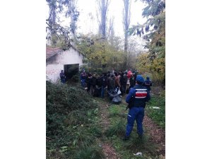 Ayvalık’ta 31 göçmen ile 1 organizatör jandarmaya yakalandı