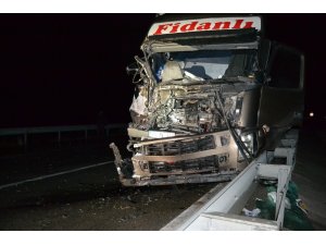 Hurdaya dönen tırdan yara almadan kurtuldu