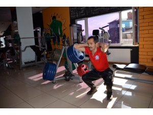 Görme engelli halterci 3 ayda hazırlandığı halter müsabakasında Türkiye ikincisi oldu
