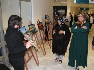Hastanede müzik dinletili fotoğraf sergisi