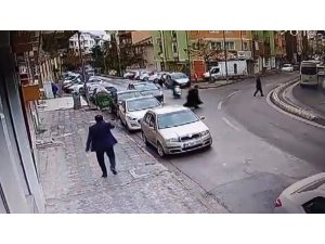 Motosiklet çarpar iki dikkatsiz kadın yere serildi