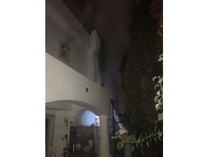 Ütüden çıkan yangında 2 kişi dumandan etkilendi
