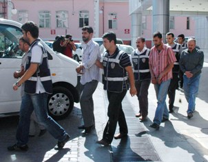 4 kişilik şebeke suçüstü yakalandı
