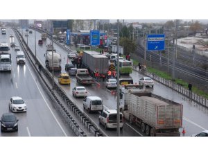 D100’de 6 araç birbirine girdi: 2 yaralı