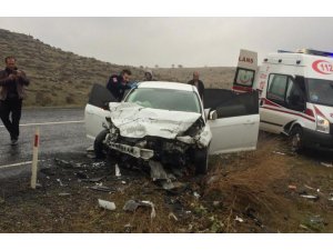 2 otomobil kafa kafaya çarpıştı: 4 yaralı