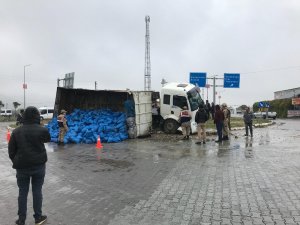 Kömür yüklü kamyon devrildi: 1 yaralı