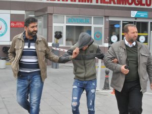 Çatıdaki kurşun tabakayı çaldı