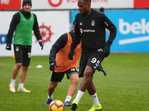 Beşiktaş yağmur altında çalıştı