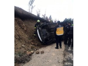 Otomobil şarampole devrildi: 2 yaralı
