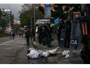 Kolombiya'da üniversite öğrencileri polisle çatıştı