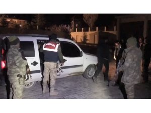 Van’da 5 kişilik araçtan 1’i şoför 17 kaçak çıktı