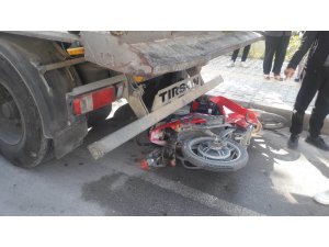 Otomobil elektrikli bisiklete çarptı: 2 yaralı
