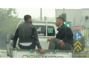Kamyonet kasasında tehlikeli yolculuk