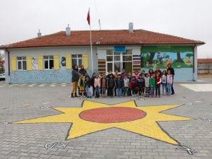 Okul bahçesinde eğlenerek öğreniyorlar