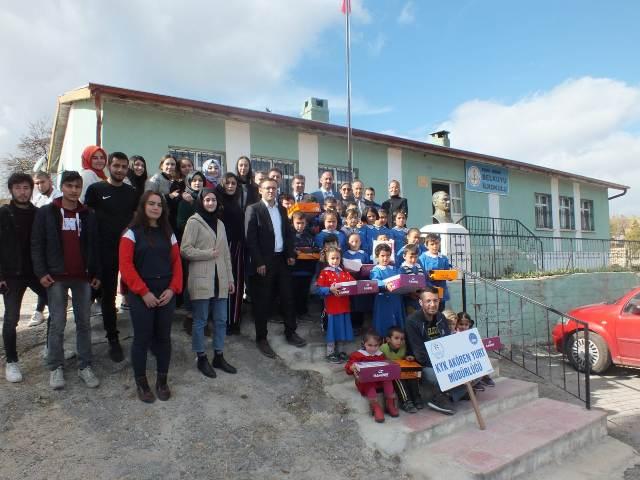 Okul bahçesinde eğlenerek öğreniyorlar