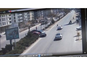 Çocuğunun elini bıraktı, kırmızı ışıkta otomobil çarptı