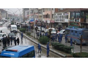 1 kişinin öldüğü silahlı çatışmayla ilgili tutuklu bulunan 2 sanığa olay yerinde tatbikat yaptırıldı