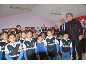 Beşiktaş köyü’nün Beşiktaş ilköğretim  okulunda Beşiktaş forması dağıtıldı