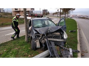 Otomobil refüjdeki demir aydınlatma direğine çarptı: 2 yaralı