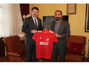 Demir Grup Sivasspor yönetiminden Vali Ayhan'a ziyaret