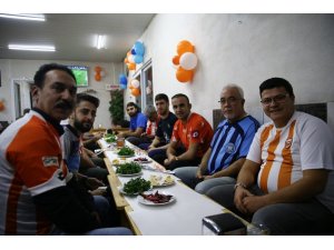 Adana Demirspor ve Adanaspor taraftarlarından dostluk yemeği