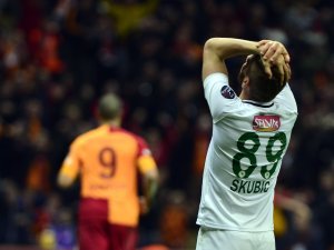 Bu sezon Galatasaray rakipleri iki kez kendi kalesine attı