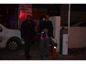 Kucağında torunuyla evinin yanışını izledi