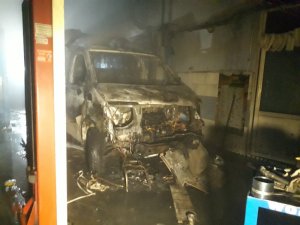 Kilitli tamirhanenin içindeki minibüs alev alev yandı