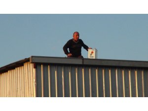 İşyerine icra gelen mobilya ustası bir teneke tinerle intihara teşebbüs etti