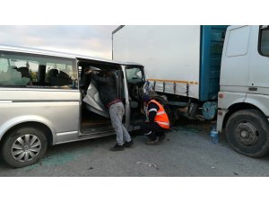 Minibüs ile kamyon çarpıştı: 4 yaralı