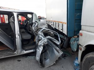 Kocaeli'de kamyonla minibüs çarpıştı: 4 yaralı