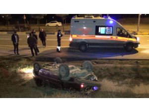 Otomobil takla attıktan sonra su kanalına devrildi: 5 yaralı