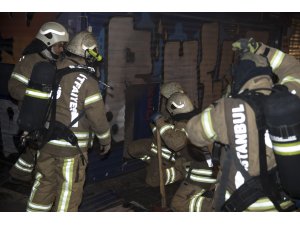 Beyoğlu'nda iş yerinde yangın