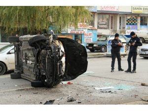 Refüje çarpan araç yan devrildi: 2 yaralı