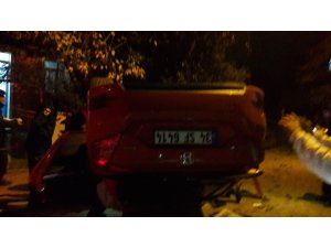 Kontrolden çıkan otomobil otobüs durağına çarptı: 2 yaralı