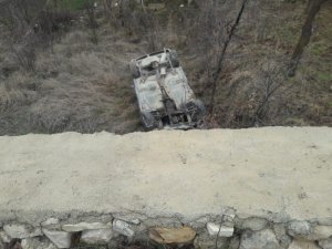 Otomobil istinat duvarında uçtu: 2 yaralı