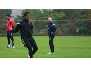 Arturo Mina milli takımdan sakat döndü