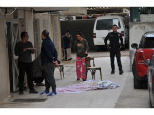 Yaşlı kadın, oğlunun gözü önünde 6. kattan atladı