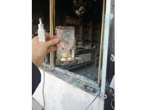 Şarjda bırakılan telefon yangın çıkardı