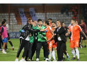 Adana derbisinde son düdük sonrası kavga çıktı
