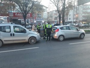 Hafif ticari araç otomobile çarptı: 3 yaralı
