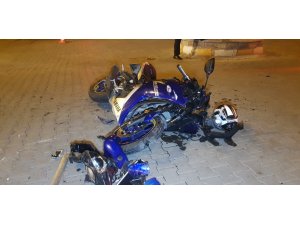 Motosiklet otomobille çarpıştı; 2 ağır yaralı