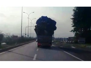 Hurda yüklü kamyonun trafikte tehlikeli anları