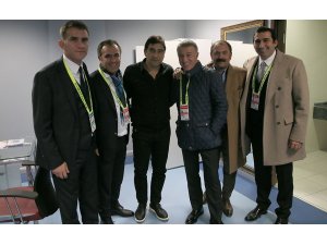Ahmet Ağaoğlu soyunma odasına inerek teknik heyet ve futbolcuları tebrik etti.