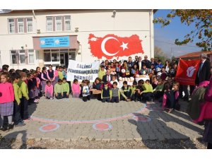 Fenerbahçeli doktorlar Salihli’de öğrencileri sevindirdi
